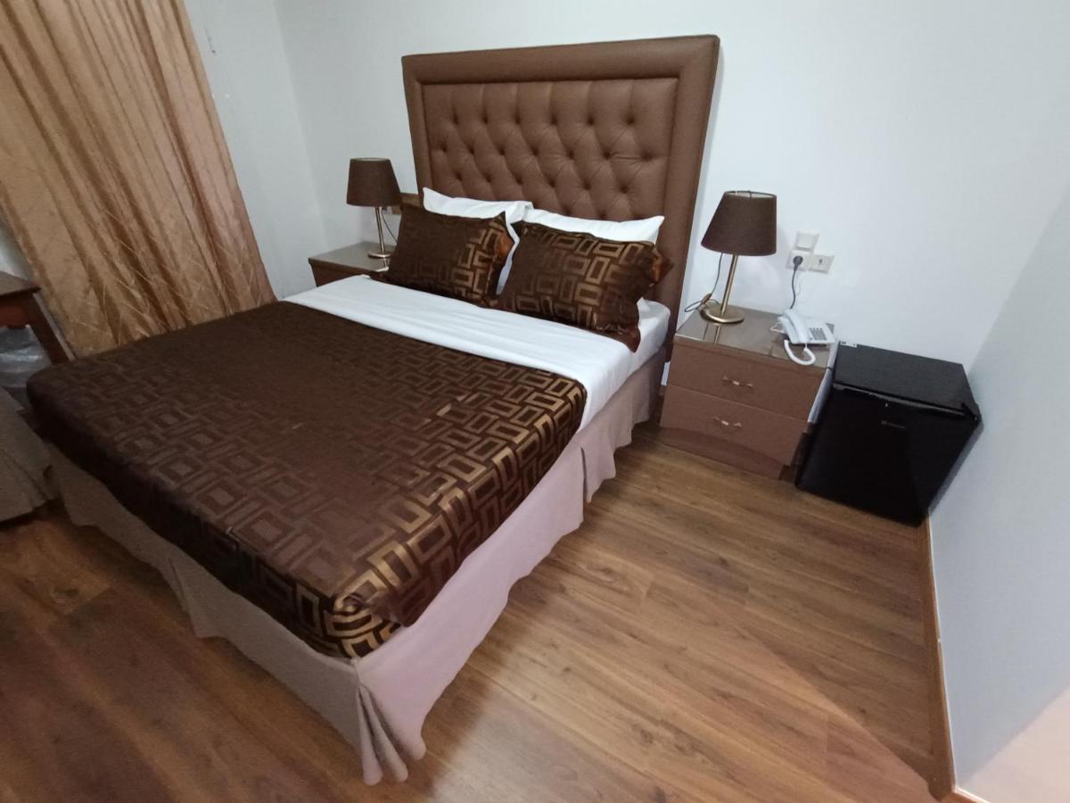 Queens Leriotis Hotel Pireo Esterno foto