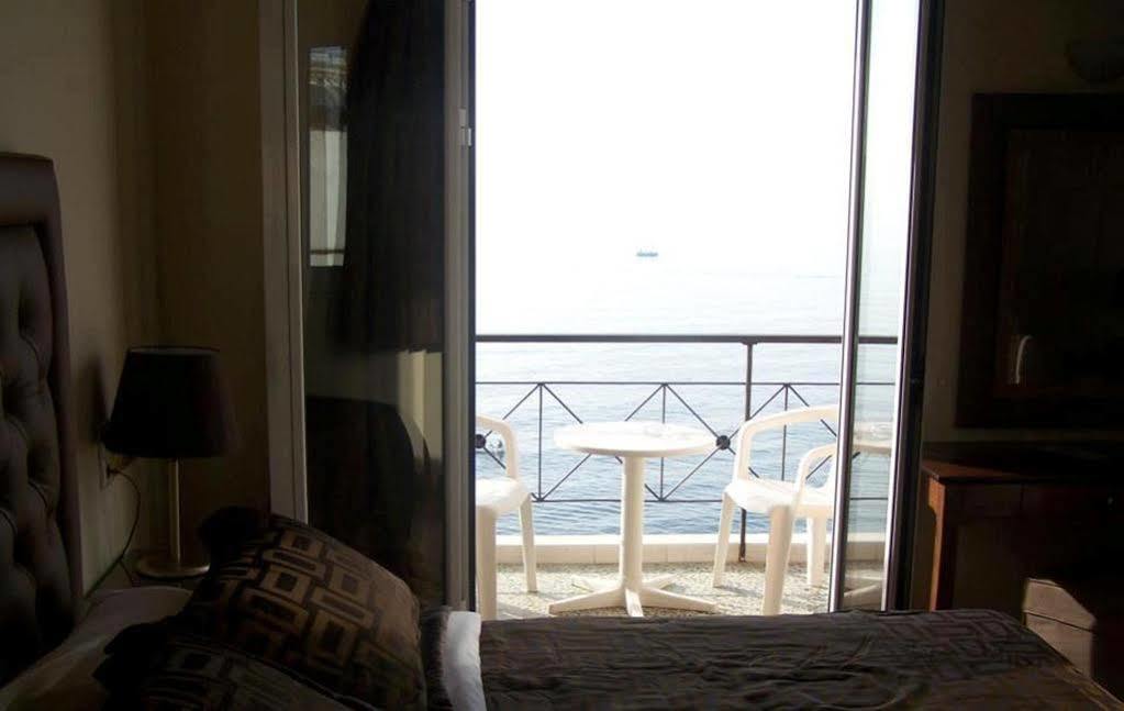 Queens Leriotis Hotel Pireo Esterno foto