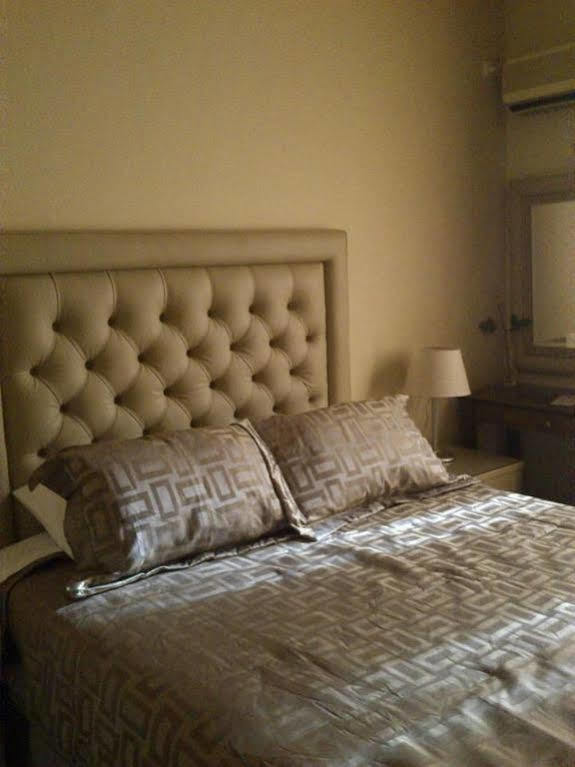 Queens Leriotis Hotel Pireo Esterno foto