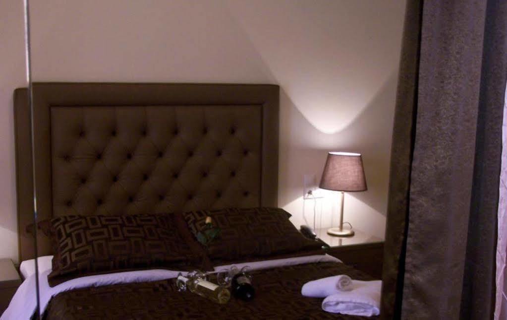 Queens Leriotis Hotel Pireo Esterno foto